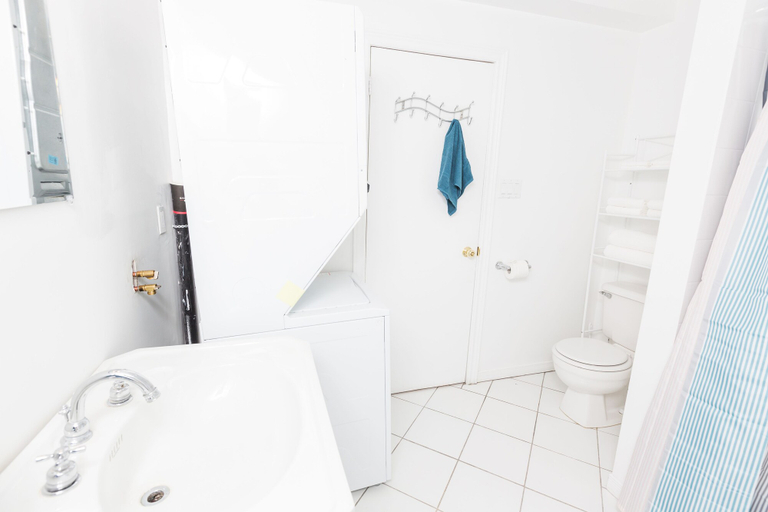 Bathroom 4, Applewood Suites - Palmerston Avenue, Toronto
