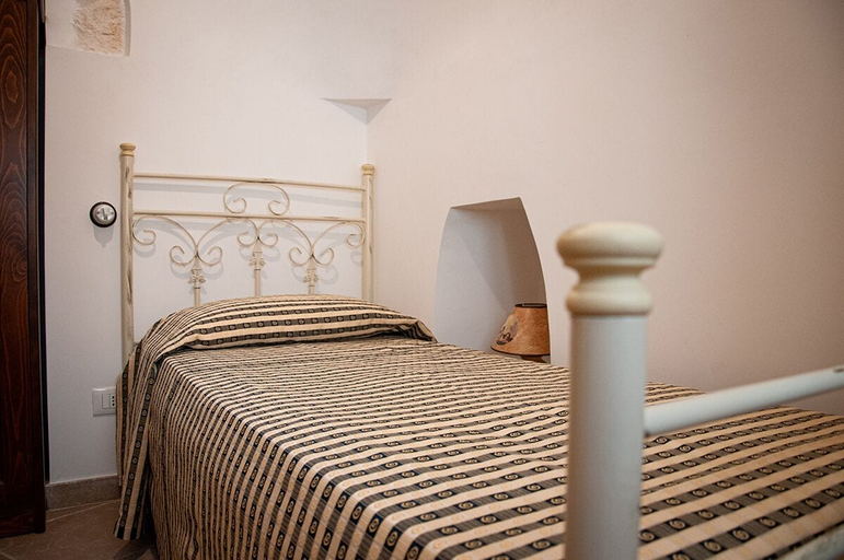 Bedroom 2, Trulli Loco, Bari