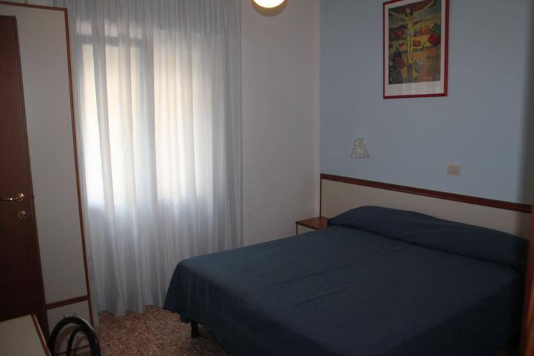 Bedroom 4, Hotel Maxim, Venezia