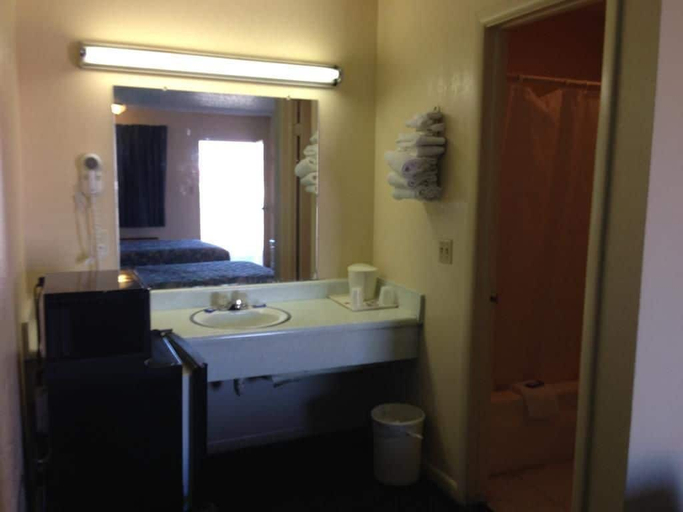 Bathroom 3, Super 7 Inn Siloam Springs, Benton