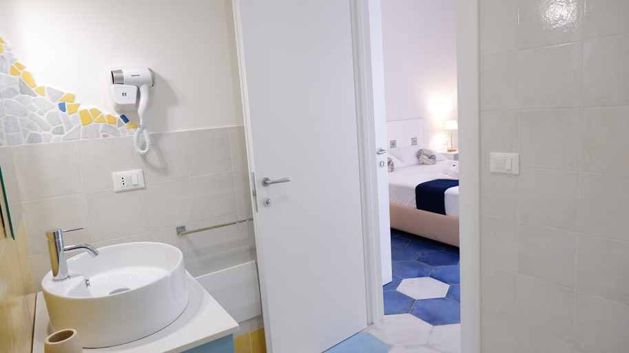 Bathroom 3, Kalinifta Rooms Apartment, Lecce