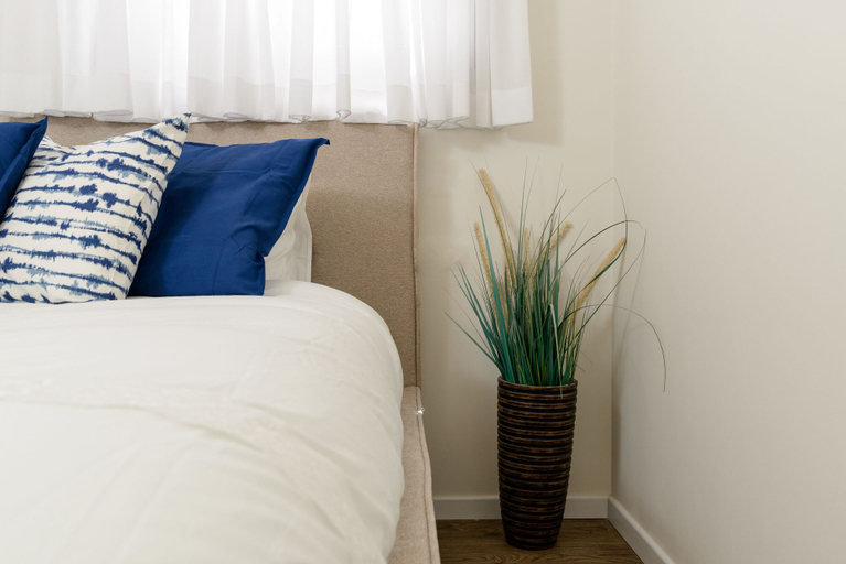 Bedroom 3, Design & Veranda next to Mahane Yehuda Market by FeelHome