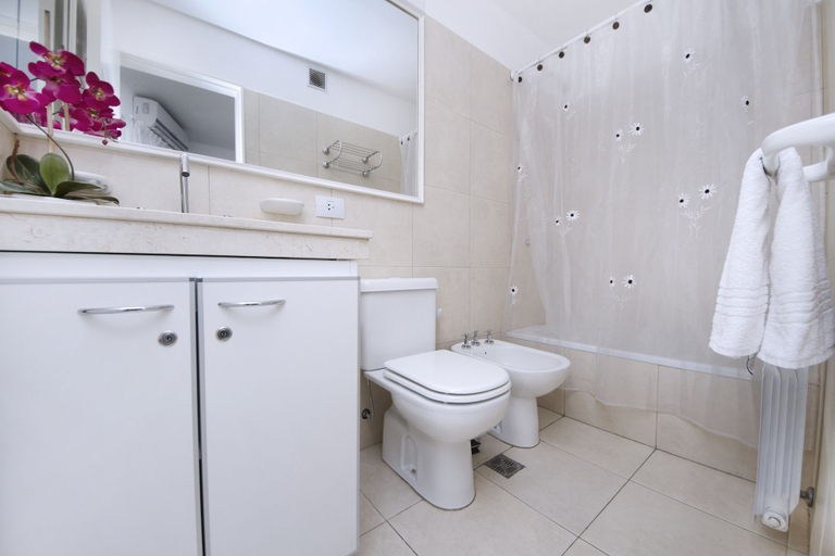 Bathroom 3, Bvd. Illia Apartment AN4, Capital