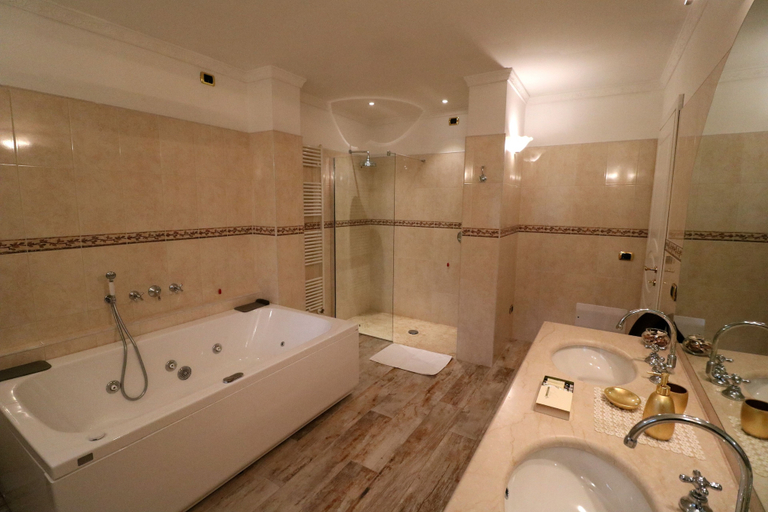 Bathroom 5, La cascata negli ulivi, Brescia