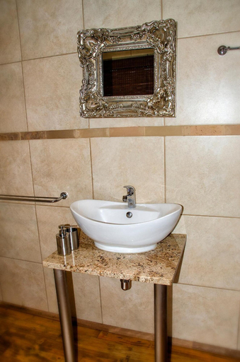 Bathroom 4, Sevens Guest House, Fezile Dabi