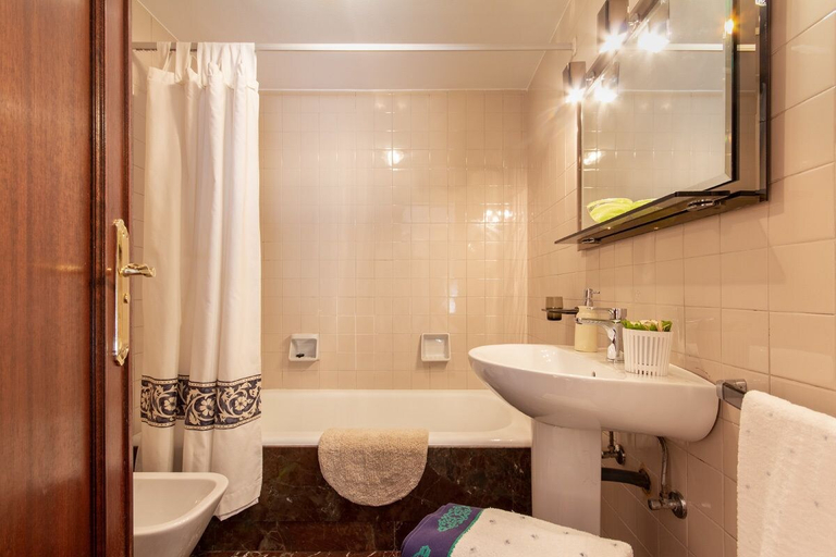 Bathroom 3, Te vas a enamorar de mi piso céntrico, Asturias