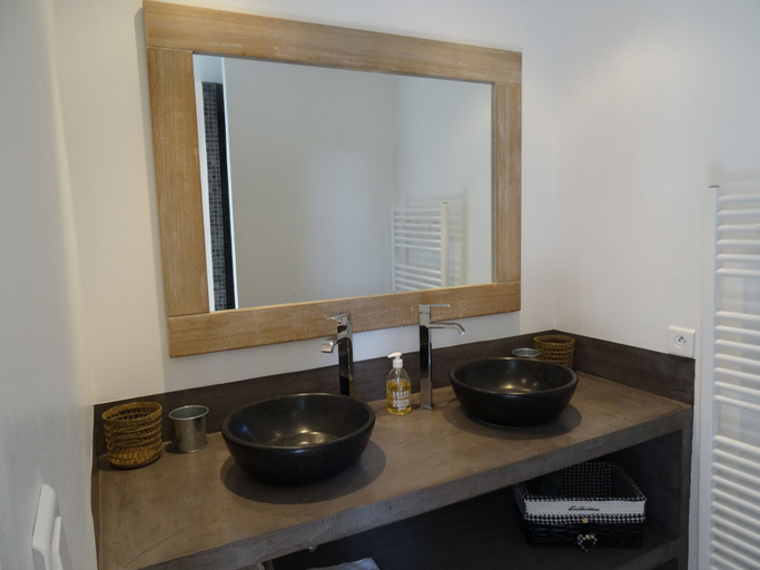 Bathroom, Le Mas les Fleurs d'Hilaire, Vaucluse