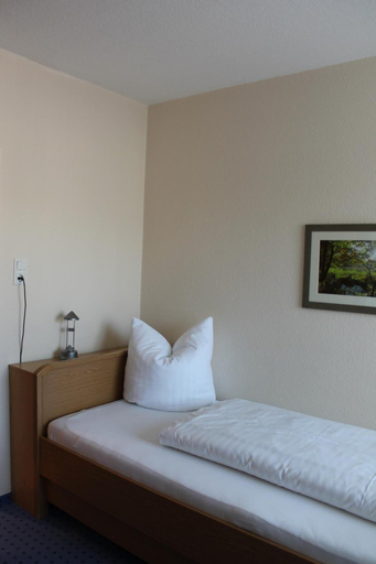 Bedroom 3, Alleehotel Eschen, Aurich