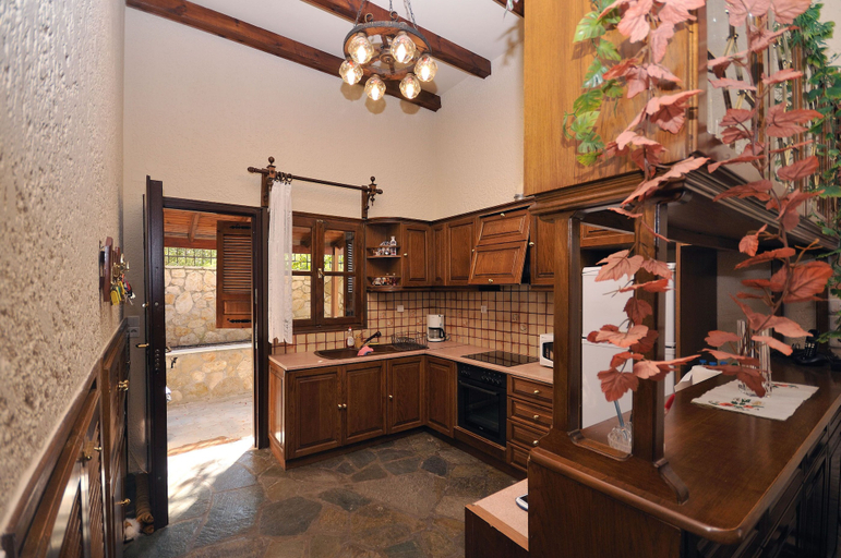 Food & Drinks 5, Family Maisonette with Pool near Beach, Attica
