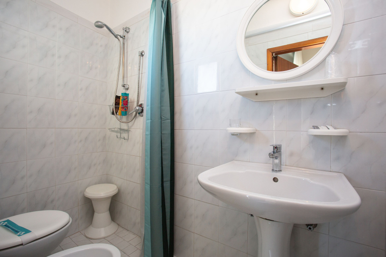 Bathroom 5, Hotel Grazia, Rimini