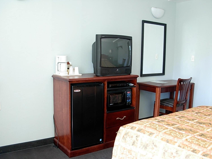 Bedroom 4, Economy Inn, Glenn
