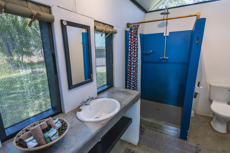 Bathroom 3, Caprivi Mutoya Lodge & Campsite, Kabe