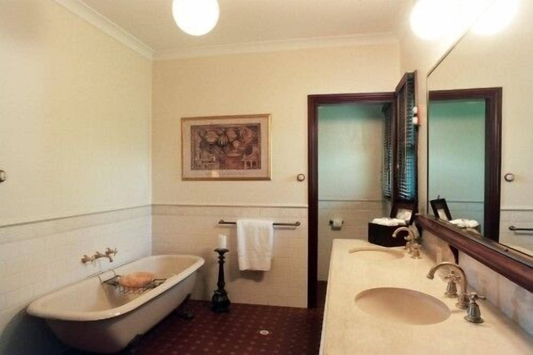 Bathroom, Pinctada McAlpine House, Broome