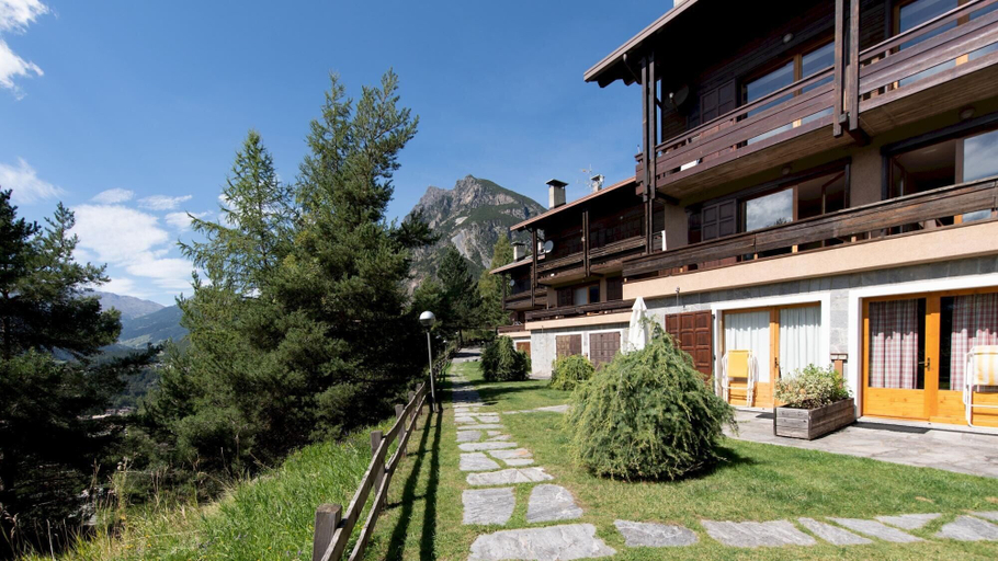 Exterior & Views