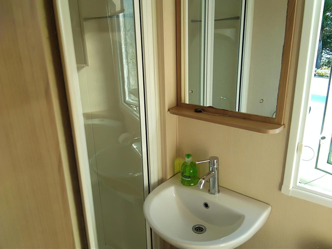 Bathroom, Hendre Coed Isaf, Gwynedd