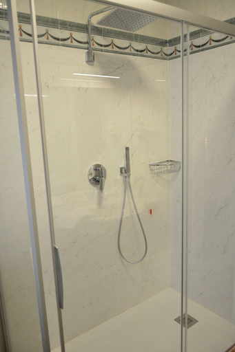 Bathroom 5, Grand Hotel Liberty, Trento