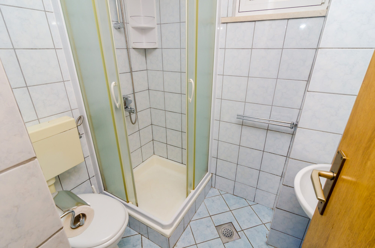 Bathroom 4, Apartments 4M, Dubrovnik