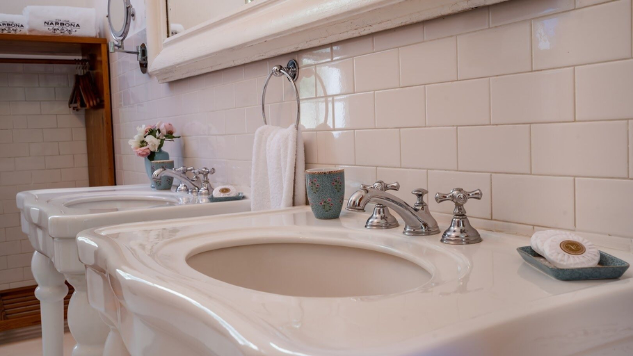 Bathroom 3, Narbona Wine Lodge, n.a382