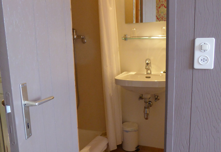 Bathroom 3, Au Vieux Manoir, Monthey