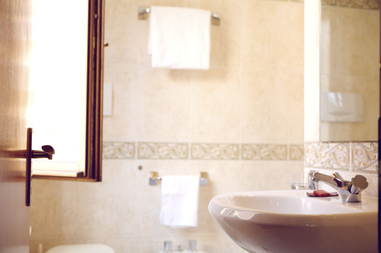 Bathroom 4, Hotel Serenissima, Venezia