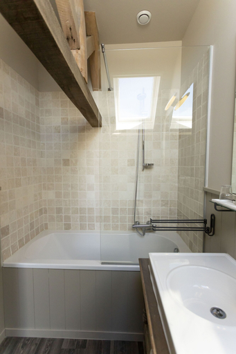 Bathroom 3, Enjoy Today, Oost-Vlaanderen