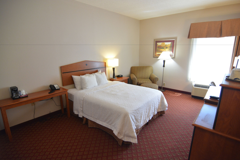 Bedroom 4, Hampton Inn Greeneville, Greene