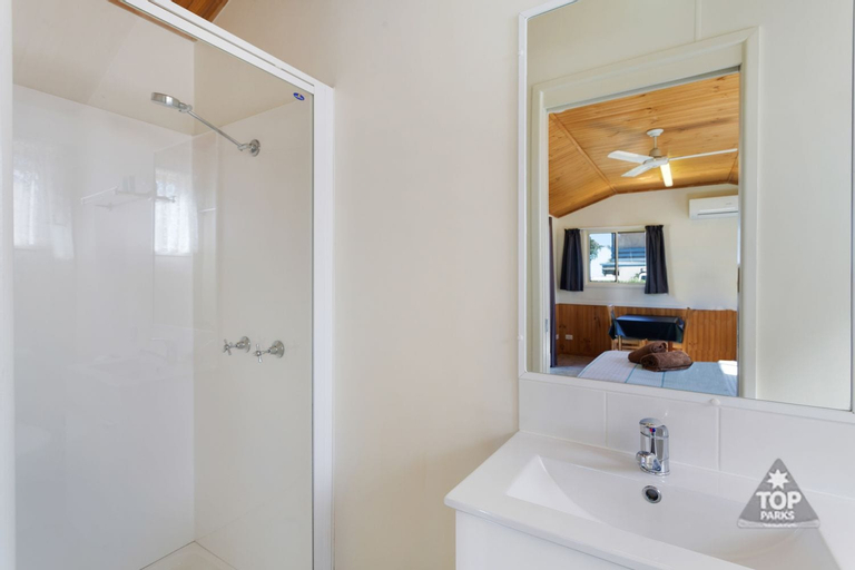 Bedroom 5, Harbour Lights Tourist Park, Bowen