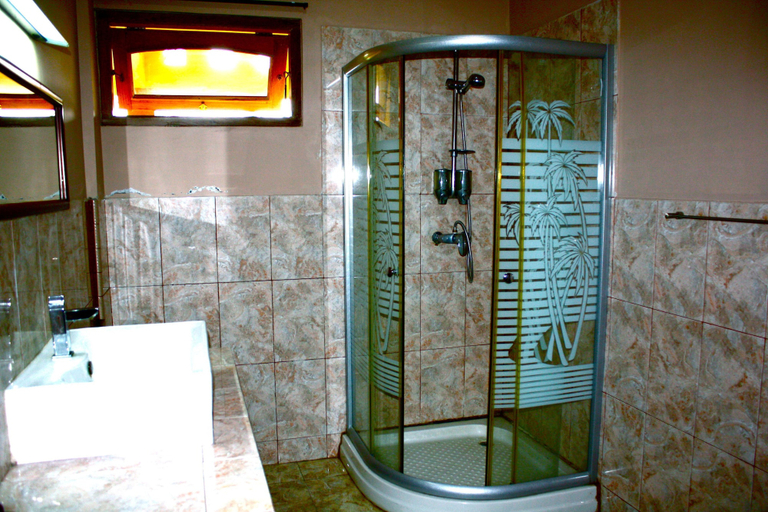 Bathroom 5, Ada Waktu Homestay, Bantul