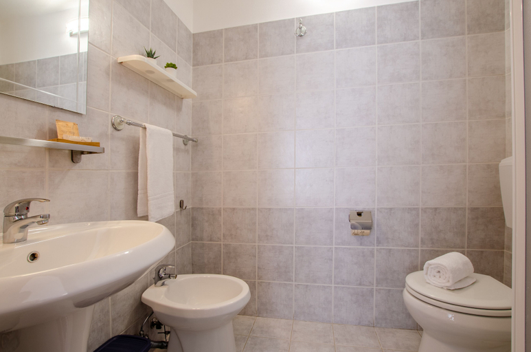 Bathroom 3, Nonna Germina, Messina