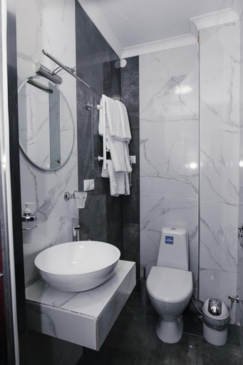 Bathroom 3, Sunny Hotel, L'vivs'ka
