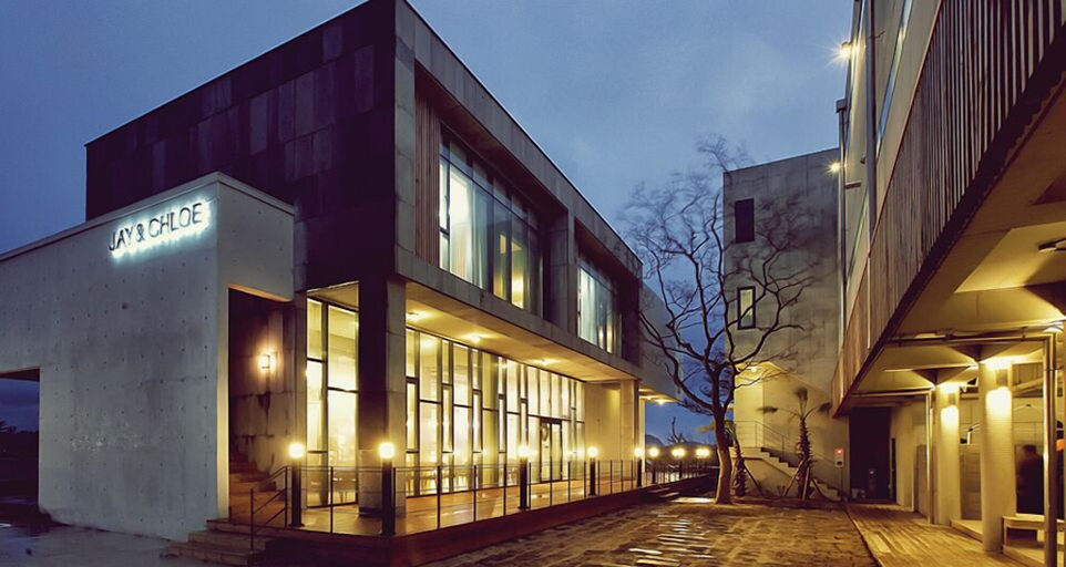 Exterior & Views