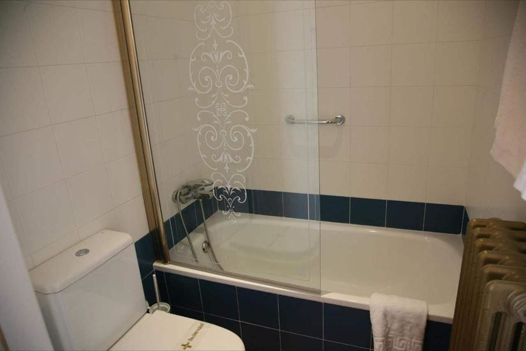 Bathroom 4, Hostal La Fuente, Huesca