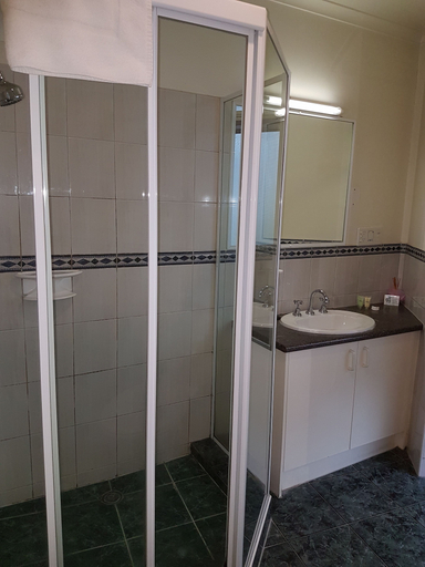 Bathroom 5, Hotel Cavalier, Knox - North-West