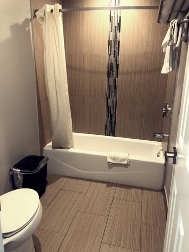 Bathroom 4, Deluxe Inn Hawthorne, Los Angeles