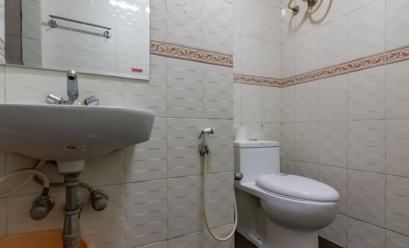 Bathroom 4, Luxury Apartment in Indiranagar, Bangalore