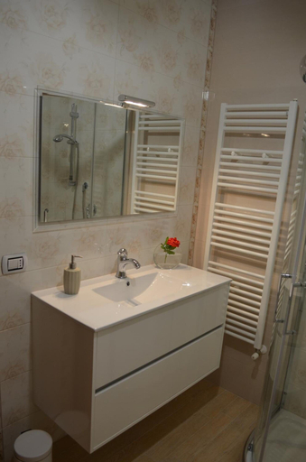 Bathroom 5, B&B Up, Taranto