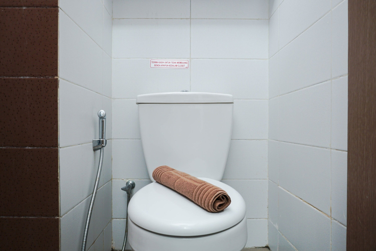 Bathroom 5, Minimalist and Relaxing 1BR Apartment at Puri Orchard, Jakarta Barat
