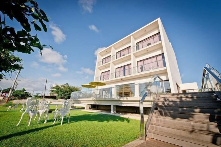 Exterior & Views