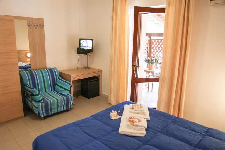 Bedroom 3, Hotel Club Mezzaluna, Carbonia-Iglesias