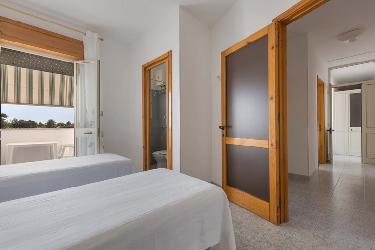 Room 5, 2465 Sunnyside Primo Piano by Barbarhouse, Lecce