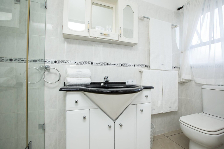 Bathroom 4, At Dom's B&B, iLembe