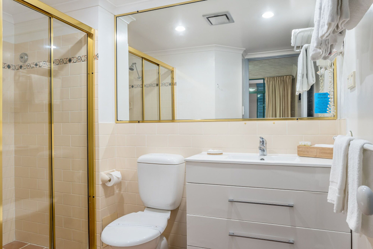 Bathroom 5, Albion Manor, Albion