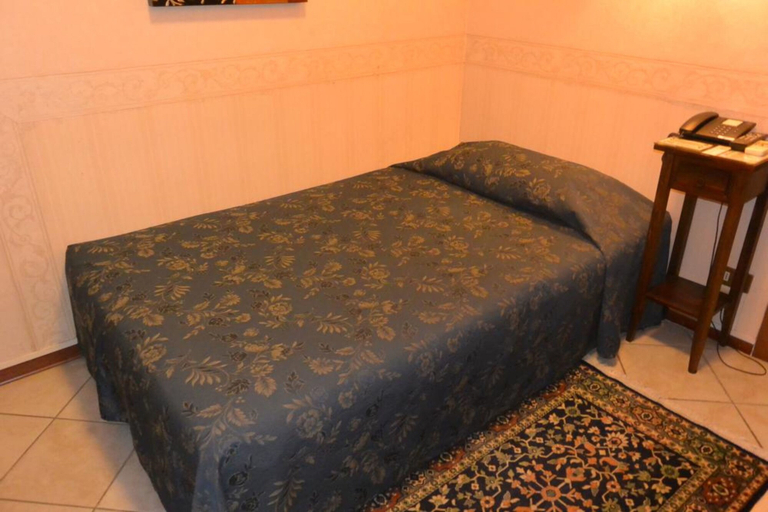 Bedroom 3, Hotel Italia, Mantua