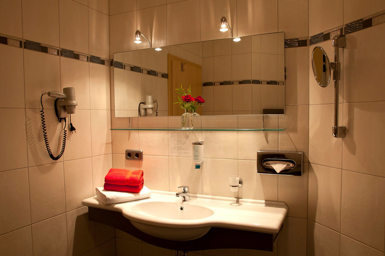Bathroom 5, Business Vital Hotel, Suhl