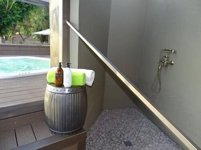 Bathroom 4, Onjala Lodge, Windhoek Rural