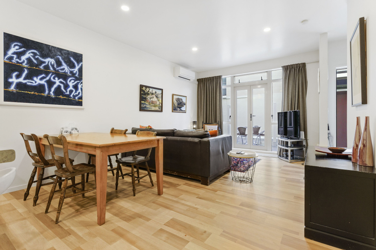 CBD Spacious 3 Storey Terrace House, Waitakere