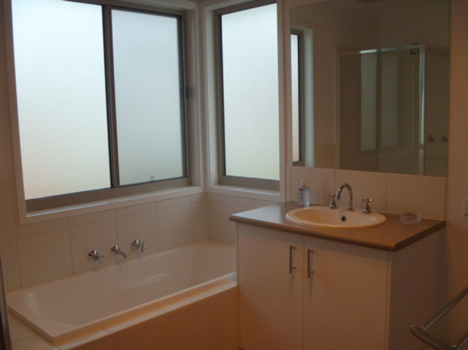 Bathroom, Cowes Holiday Haven - Property NO.1, Bass Coast  - Phillip Is.