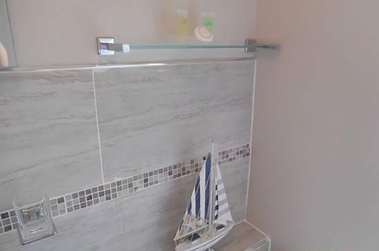 Bathroom 3, The Glenroy, Blackpool