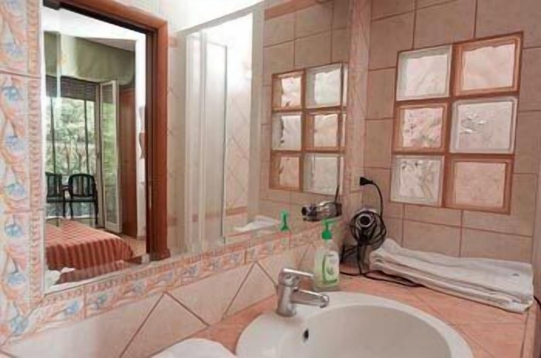 Bathroom 4, Babri Simintaj, Roma