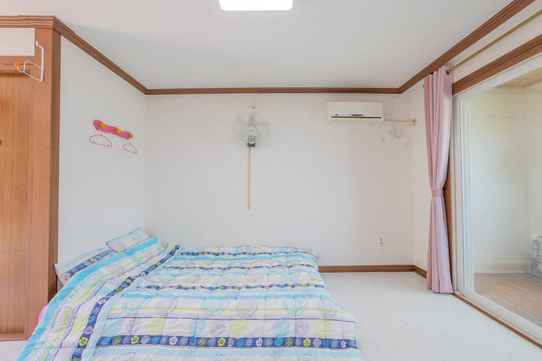 Bedroom 1, Geoje Flora Pension, Geoje